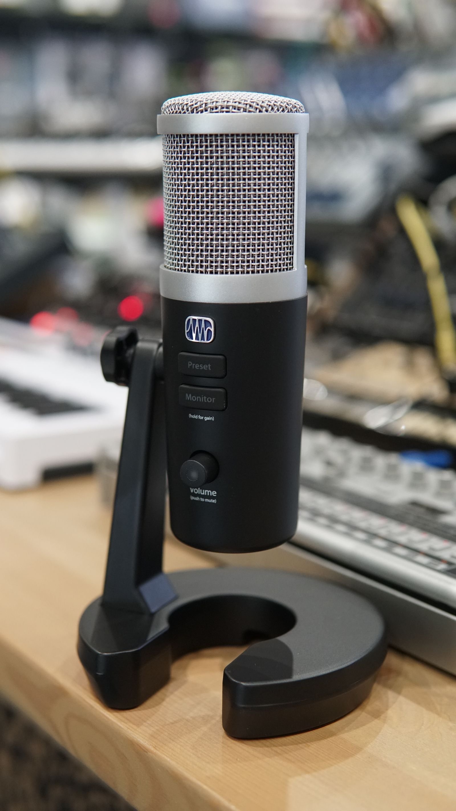 Microphone for recording and listening to voice